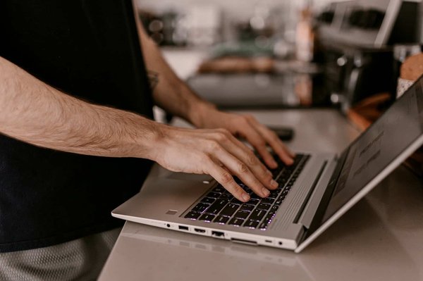 Quelles sont les garanties de qualité offertes par Quick Web pour les sites créés en un jour?