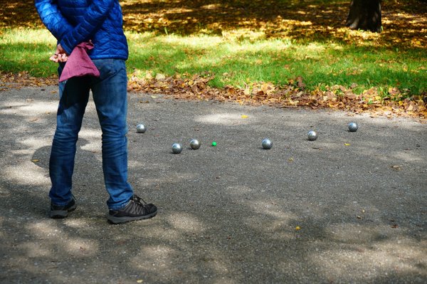 Tournois de pétanque : compétition amusante sous le soleil du camping