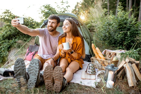 Le camping La Sagne est-il proche de sites touristiques ou naturels ?