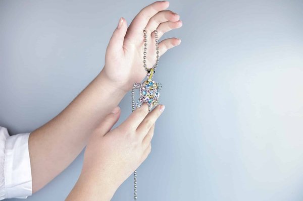 Pendentifs tortue : Comment les intégrer dans votre garde-robe quotidienne
